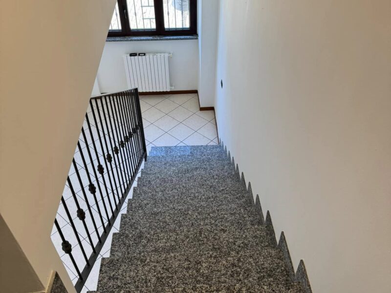 3LOCALI / 100MQ./ PADERNO DUGNANO (frazione Incirano)
